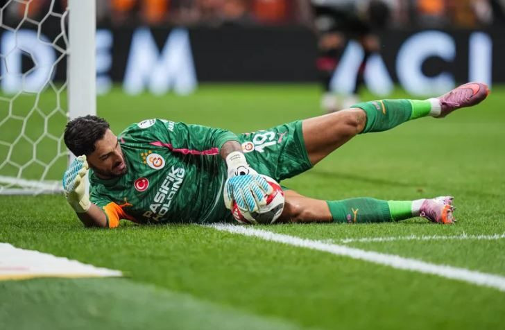 Galatasaray'da taraftarı çıldırtacak karar: Gidecek deniliyordu kalmasına karar verildi - Resim: 4