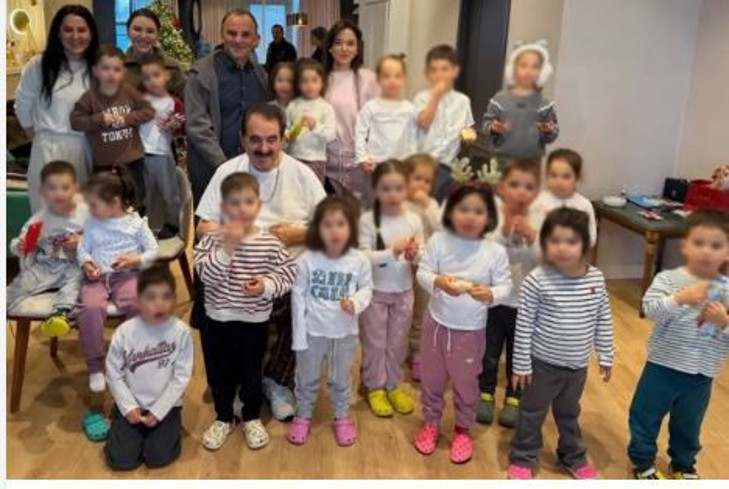 Batum’da sürpriz buluşma: İbrahim Tatlıses kırmızı bültenle aranan Galip Öztürk ile aynı karede; 20 çocuk detayı dikkat çekti - Resim : 2