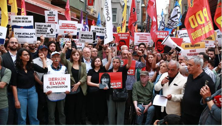 Polis ablukasındaki Taksim'de Gezi anması: Vatandaşlar 13. yılda bir araya geldi - Resim : 1