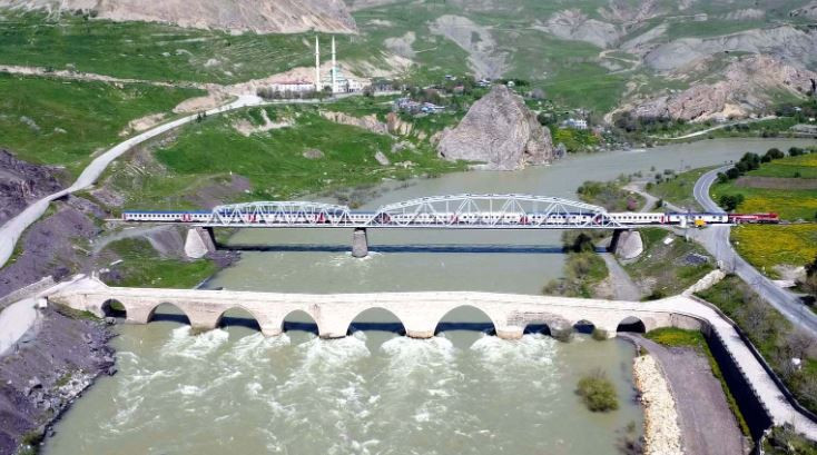 Van Gölü Ekspresi yolcularına doğayla iç içe bir yolculuk sunuyor - Resim : 1