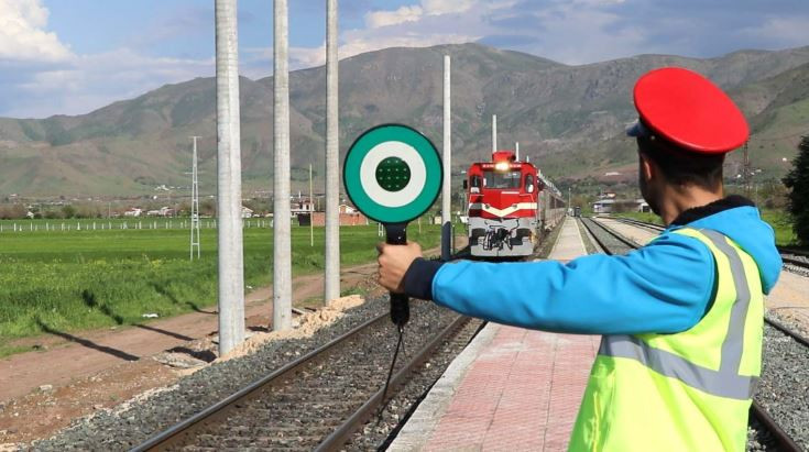 Van Gölü Ekspresi yolcularına doğayla iç içe bir yolculuk sunuyor - Resim : 2