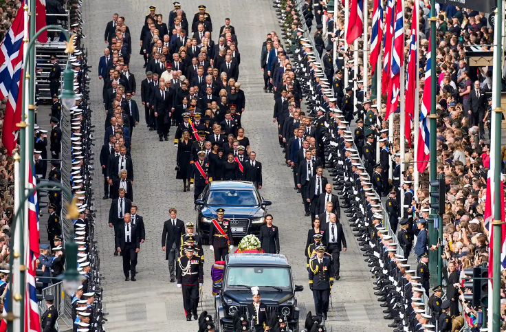 Norveç Kralı öldü, tabutu gündem oldu: Tasarımı servet ediyor - Resim: 7