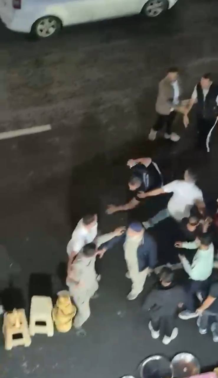 Zabıta esnaf arasında tekmeli yumruklu kavga: Polis devreye girdi - Resim : 2