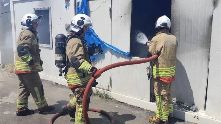 Hatay’da yangın paniği: Konteyner kenti alevler sardı - Resim : 1