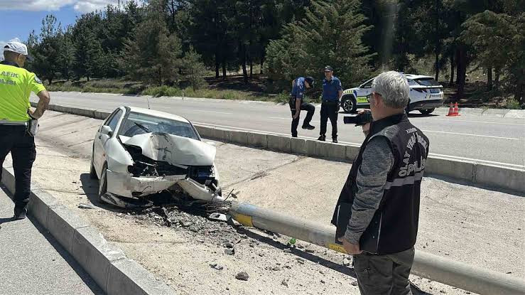 Kontrolden çıkan otomobil direğe çarptı - Resim : 2