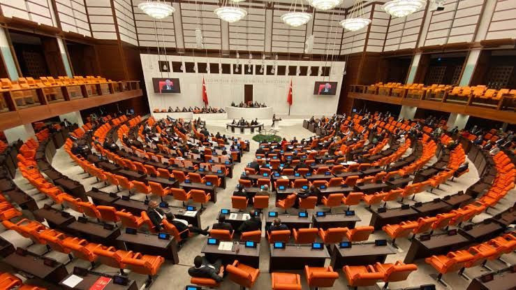 YENİ Partili 21 vekil çerçeve yasaya hayır dedi: Özgür Özel 'sorumluluklarıyla baş başa bırakıyorum' demişti - Resim: 1