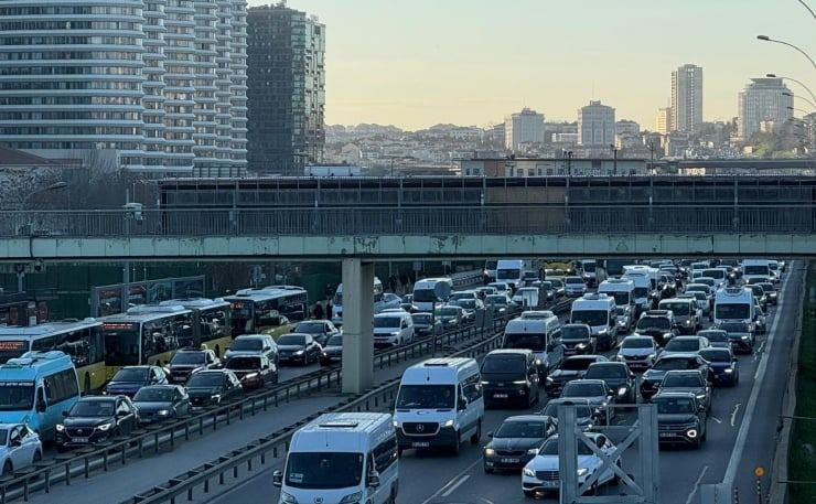 İstanbul'da iftar öncesi trafik kilitlendi: Yoğunluk yüzde 85'i aştı - Resim: 7