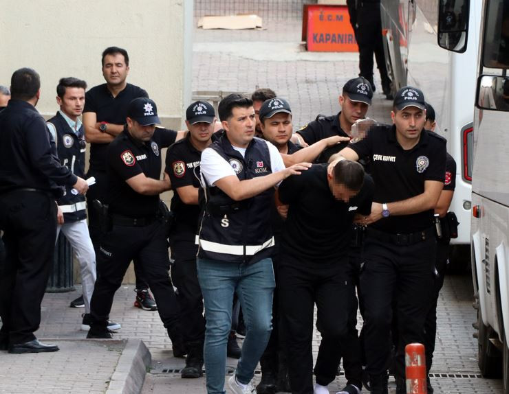 Çek, senet, bıçak ve uyuşturucu: 'Şirinler' çetesi adliyeye sevk edildi - Resim : 1
