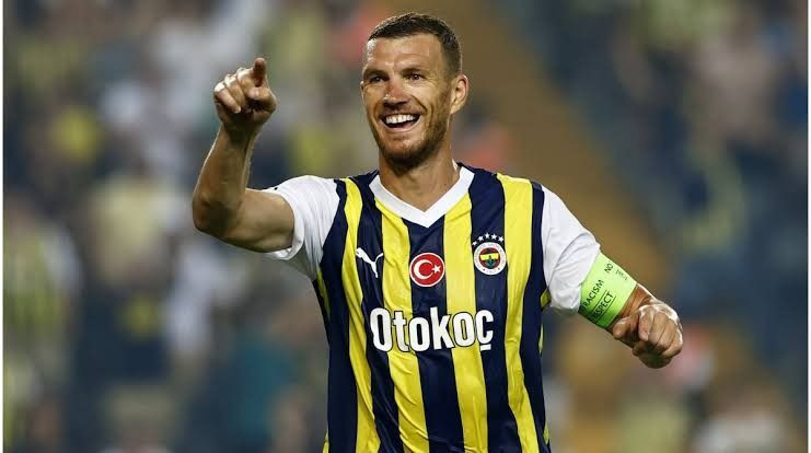 Yapay zekaya sorduk: Süper Lig'e gelmiş en kariyerli 10 futbolcu kim? - Resim: 3