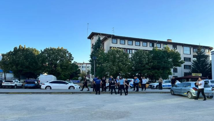 Kastamonu Belediyesi'ne silah ve kılıçla baskın - Resim : 1