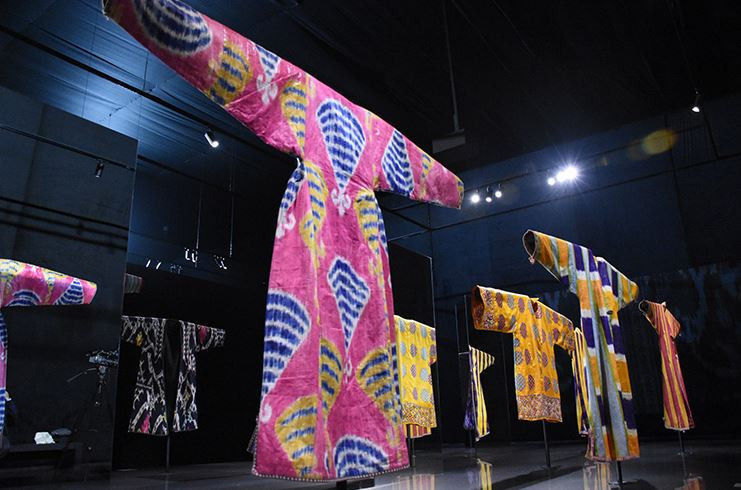 &Ouml;zbekistan&rsquo;ın renkli mirası: Geleneksel kıyafetler - Resim : 1