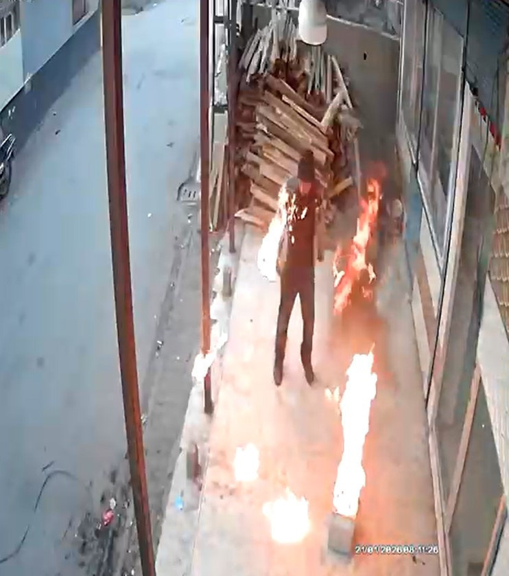 Çay demlerken ölümle burun buruna geldi: Ateşin üzerine benzin döktü - Resim : 2