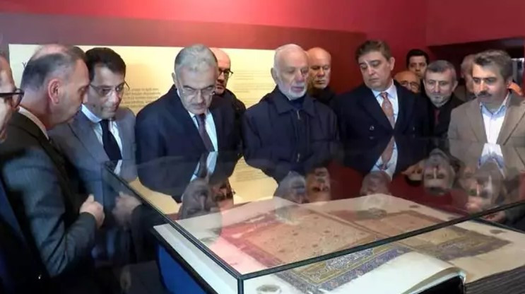 Yıldırım Bayezid'e hediye edilen 700 Yıllık Berkuk Kur'an-ı Kerim Bursa'da sergileniyor - Resim : 5