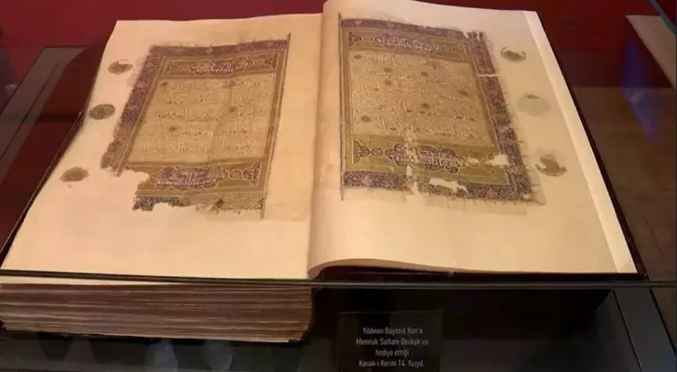 Yıldırım Bayezid'e hediye edilen 700 Yıllık Berkuk Kur'an-ı Kerim Bursa'da sergileniyor - Resim : 1