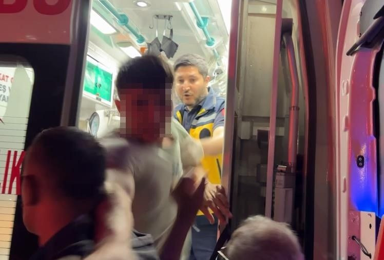 Gözü döndü: Ambulanstan fırlayıp gazeteciye böyle saldırdı - Resim: 1