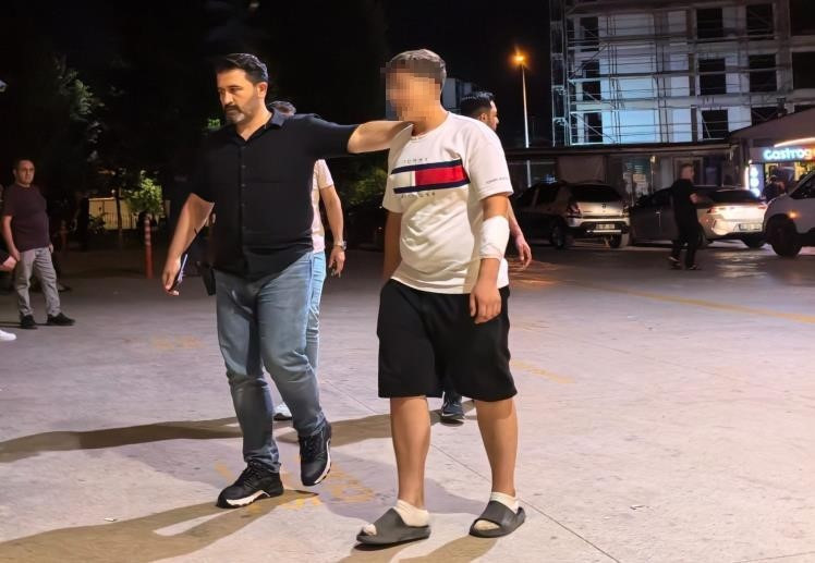 İki arkadaşın bıçaklı kavgası kanlı bitti: 1'i ağır 2 yaralı - Resim : 1