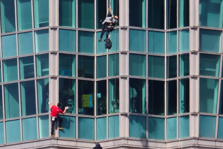 Serbest tırmanışta yeni rekor: Alex Honnold Taipei 101’e tırmandı - Resim: 9