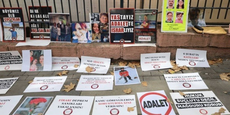 Depremde ailesini kaybeden babadan Gürlek'e: “Kapımız açık demiştiniz, barikatlar var” - Resim : 1