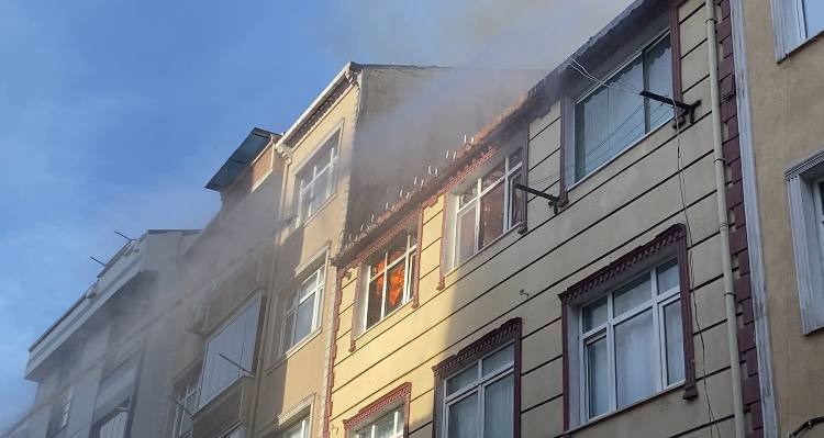 K&uuml;&ccedil;&uuml;k&ccedil;ekmece'de korku dolu anlar: Alevler iki binayı sardı - Resim : 3