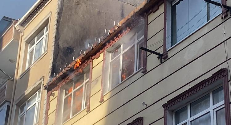K&uuml;&ccedil;&uuml;k&ccedil;ekmece'de korku dolu anlar: Alevler iki binayı sardı - Resim : 2