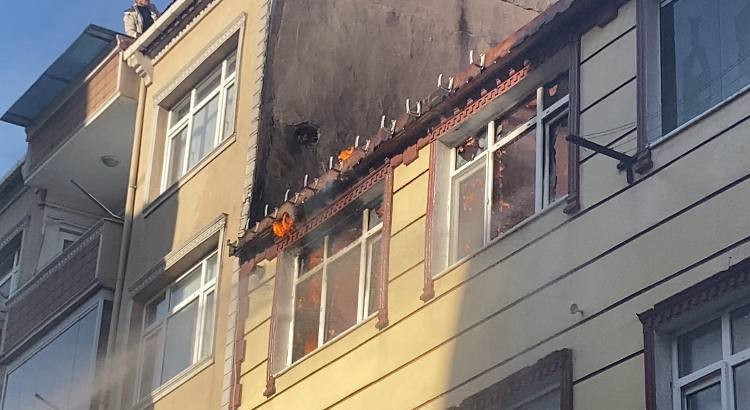 K&uuml;&ccedil;&uuml;k&ccedil;ekmece'de korku dolu anlar: Alevler iki binayı sardı - Resim : 1