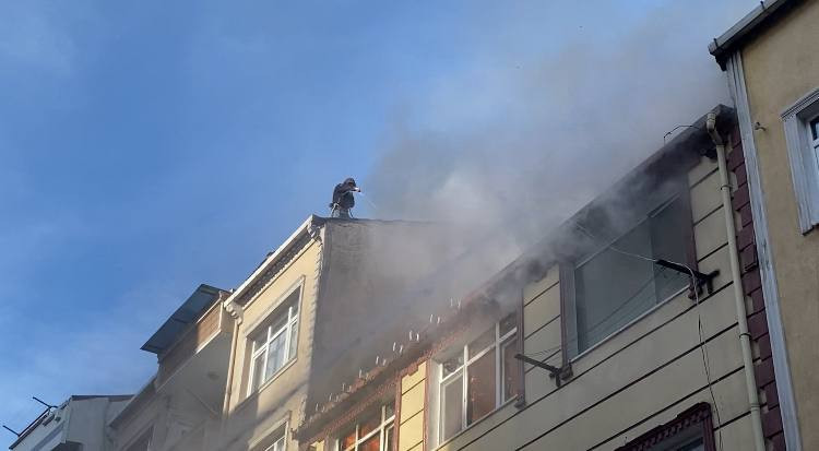 K&uuml;&ccedil;&uuml;k&ccedil;ekmece'de korku dolu anlar: Alevler iki binayı sardı - Resim : 4