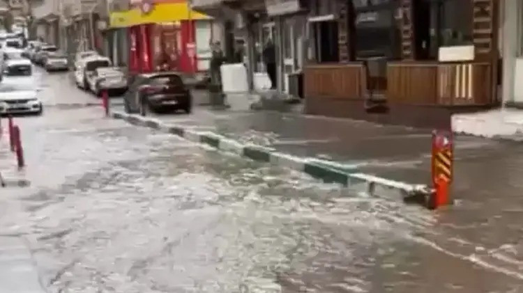 Bursa'yı sağanak vurdu: Cadde ve sokaklar göle döndü - Resim : 2