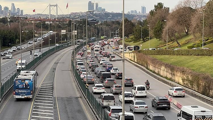 İstanbul'da iftar öncesi trafik kilitlendi: Yoğunluk yüzde 85'i aştı - Resim: 1