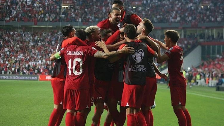 Türkiye maçı öncesi Romanya'yı Arda Güler korkusu sardı: Manşetlere taşıdılar - Resim: 10