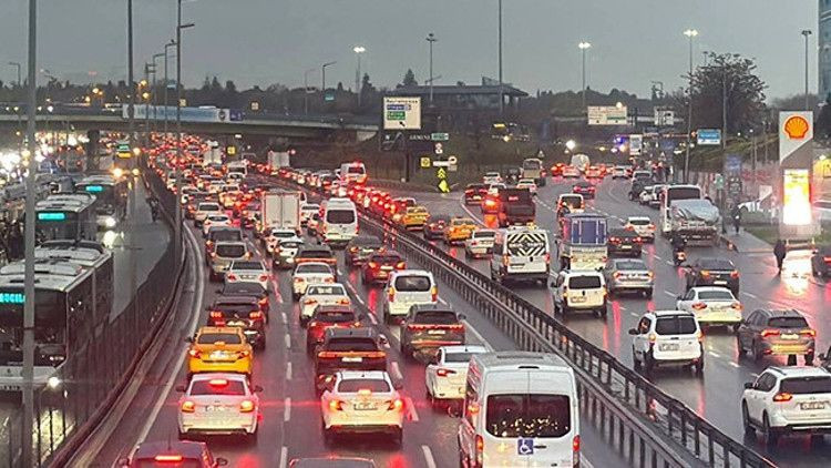 İstanbul’da trafik yoğunluğu: Hangi ilçelerde yollar kilitlendi? - Resim: 4
