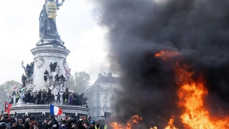 Trump'tan Fransa'daki protestolara göçmenlik yorumu: Sınırlarınızı kapatın - Resim : 1