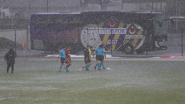 Fethiyespor-Eyüpspor maçı olumsuz hava koşulları nedeniyle tatil edildi - Resim : 1