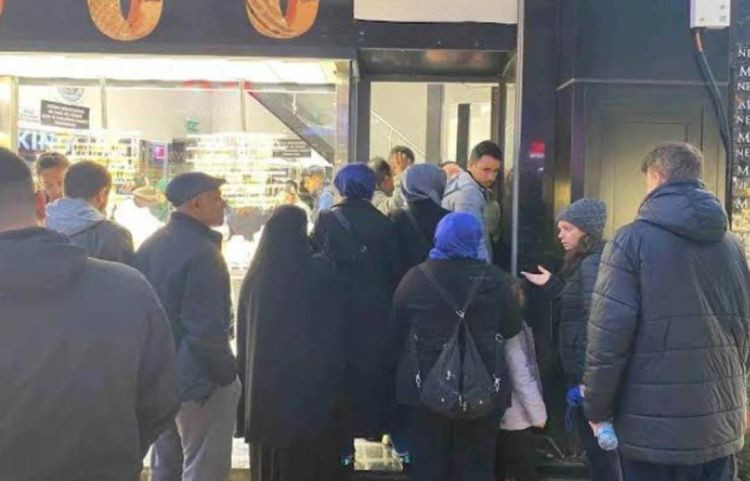 Fiyatının düştüğünü gören altın almaya koştu: Kuyrukların ucu görünmedi - Resim: 3