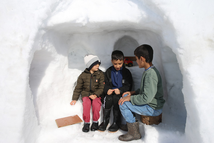Kürek ve malayla mucize yarattı: Kardan oyun grubu çocukları büyüledi - Resim : 2