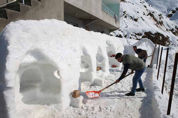 Kürek ve malayla mucize yarattı: Kardan oyun grubu çocukları büyüledi - Resim : 1