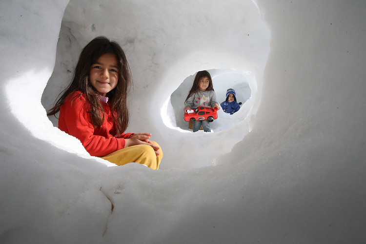 Kürek ve malayla mucize yarattı: Kardan oyun grubu çocukları büyüledi - Resim : 3