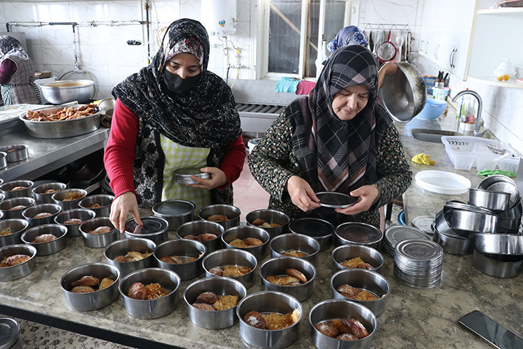 Gönüllü kadınlar, yaşlı ,engelli ve ihtiyaç sahiplerinin iftarlıklarını hazırlıyor - Resim : 4