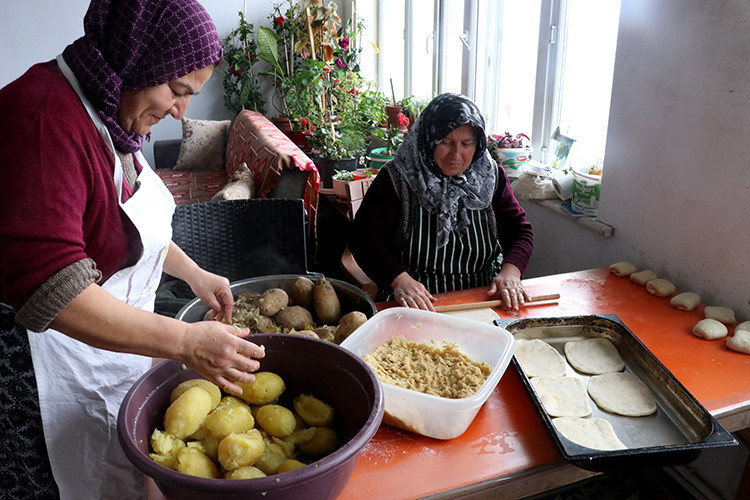 Gönüllü kadınlar, yaşlı ,engelli ve ihtiyaç sahiplerinin iftarlıklarını hazırlıyor - Resim : 1