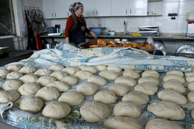 Gönüllü kadınlar, yaşlı ,engelli ve ihtiyaç sahiplerinin iftarlıklarını hazırlıyor - Resim : 3