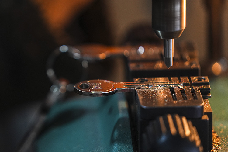 Kadın eli kilitli kapılara değiyor - Resim : 1