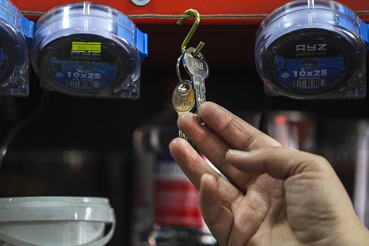 Kadın eli kilitli kapılara değiyor - Resim : 3