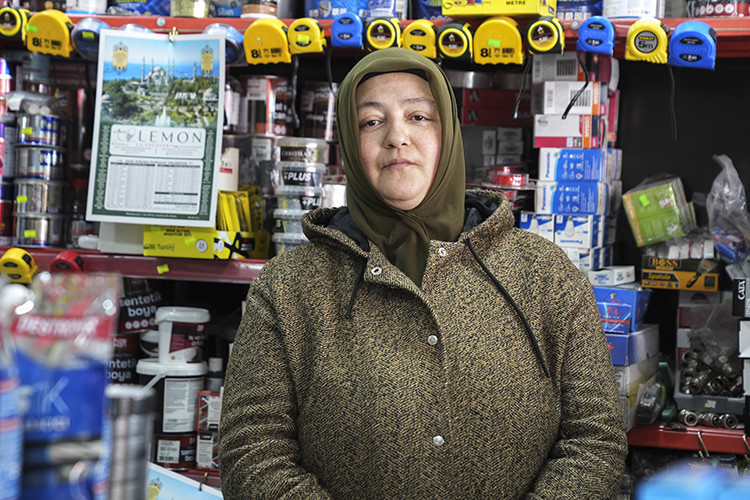 Kadın eli kilitli kapılara değiyor - Resim : 4