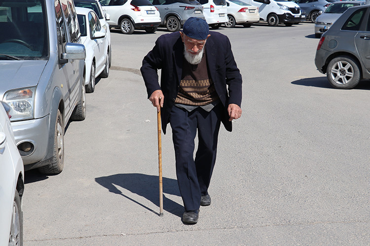 ‘Kaya Dede’nin sırrı ne? 99 yaşında hâlâ kazma-kürek sallıyor - Resim : 4