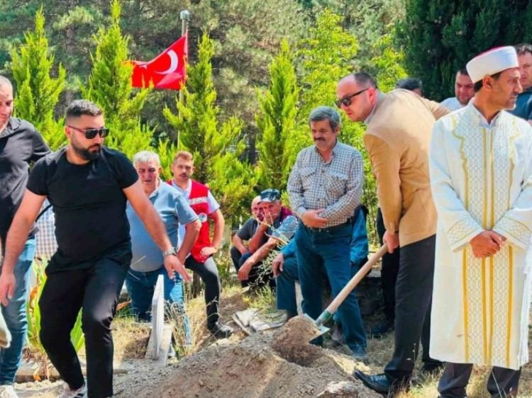 2015'te şehit düşen askerin annesi son yolculuğuna uğurlandı - Resim : 1