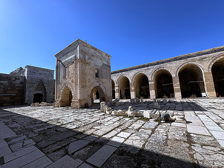 800 yıllık miras plato oldu: Sultanhanı Kervansarayı film setine dönüştü - Resim : 3
