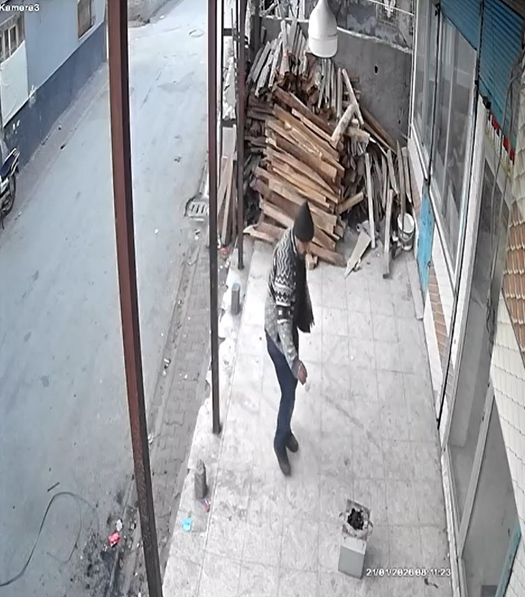 Çay demlerken ölümle burun buruna geldi: Ateşin üzerine benzin döktü - Resim : 3