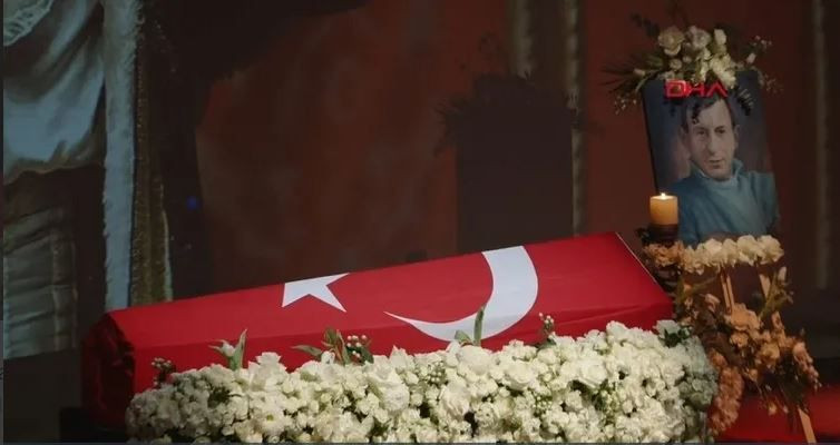 Türk tiyatrosu duayenine gözyaşlı veda: 72 yıllık efsane Haldun Dormen sonsuzluğa uğurlanıyor… Vasiyeti yerine getirildi - Resim: 6