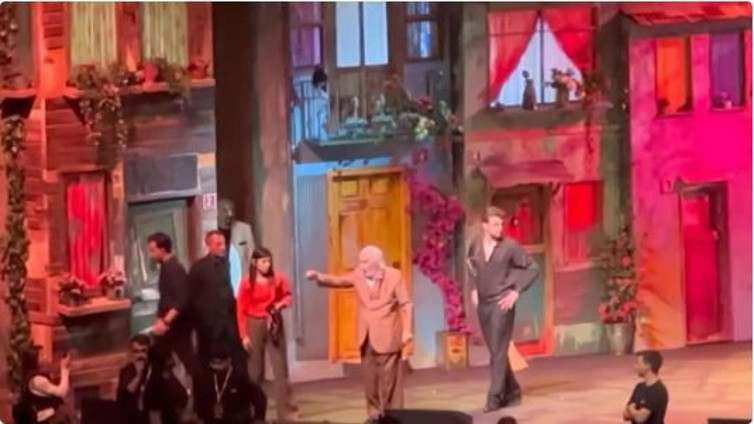 Müjdat Gezen’in yapımcıya tepki gösterdiği görüntüler ortaya çıktı: Gırgıriye Müzikali bir anda karıştı - Resim : 1