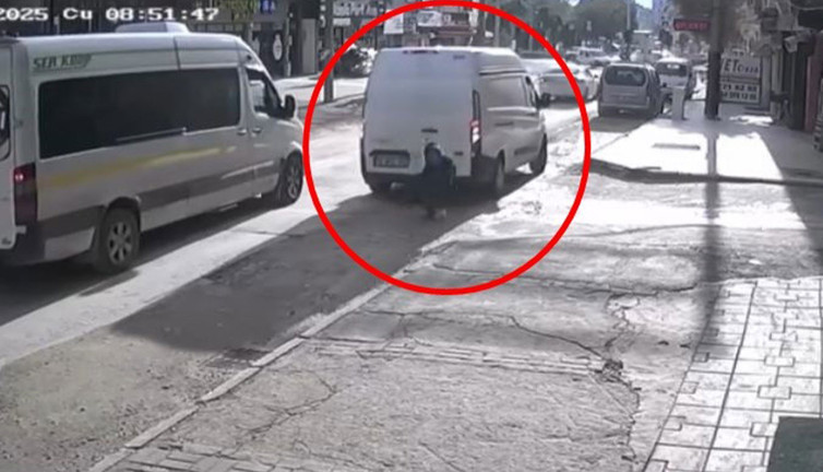 Bursa'da korku dolu anlar: Minibüsün geri manevrası kazaya neden oldu! O anlar kamerada...
