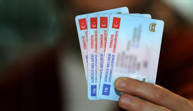 Kars'ta ehliyet sınavında kopya düzeneği deşifre oldu: 3 şüpheli yakalandı